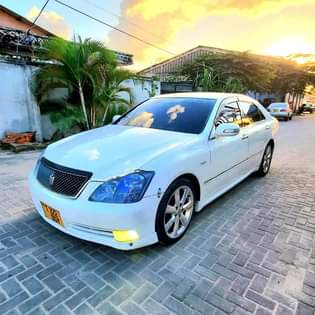 A picture of Toyota crown Athlete