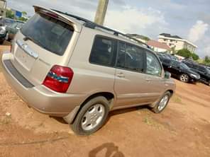 A picture of Highest grade Toyota Highlander 06 model Three rows seaters With