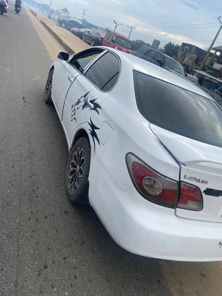 A picture of LEXUS ES330