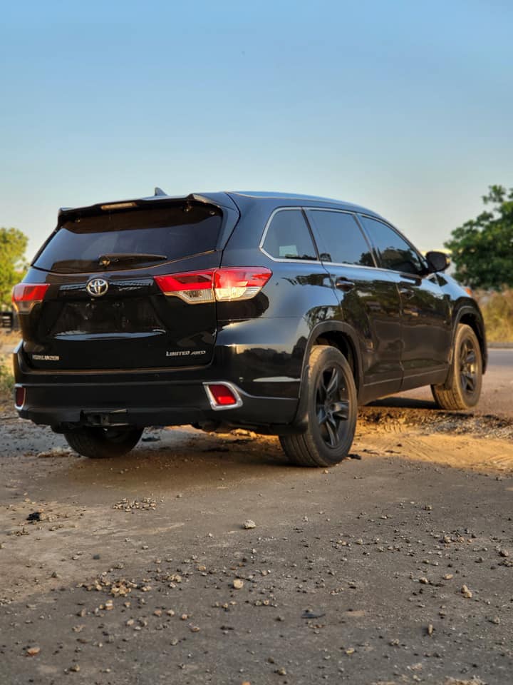 A picture of TOYOTA HIGHLANDER 2015