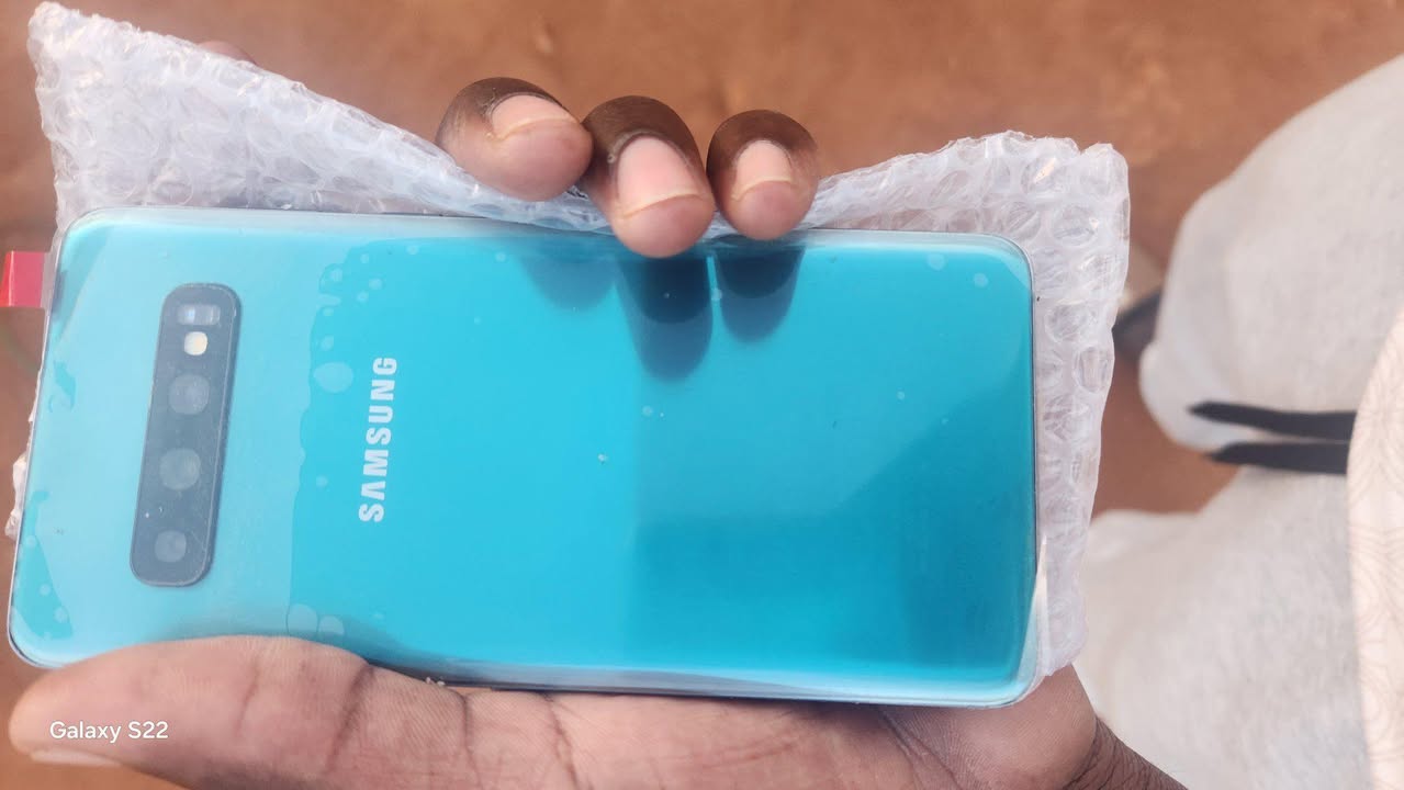 A picture of Samsung S10 new
