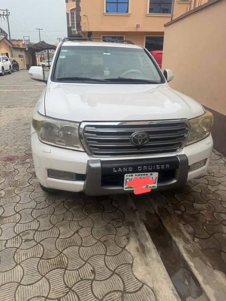 A picture of clean use 2010 Toyota Land cruiser in a good condition