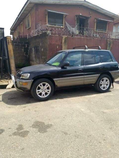 A picture of Toyota RAV4 02 model 