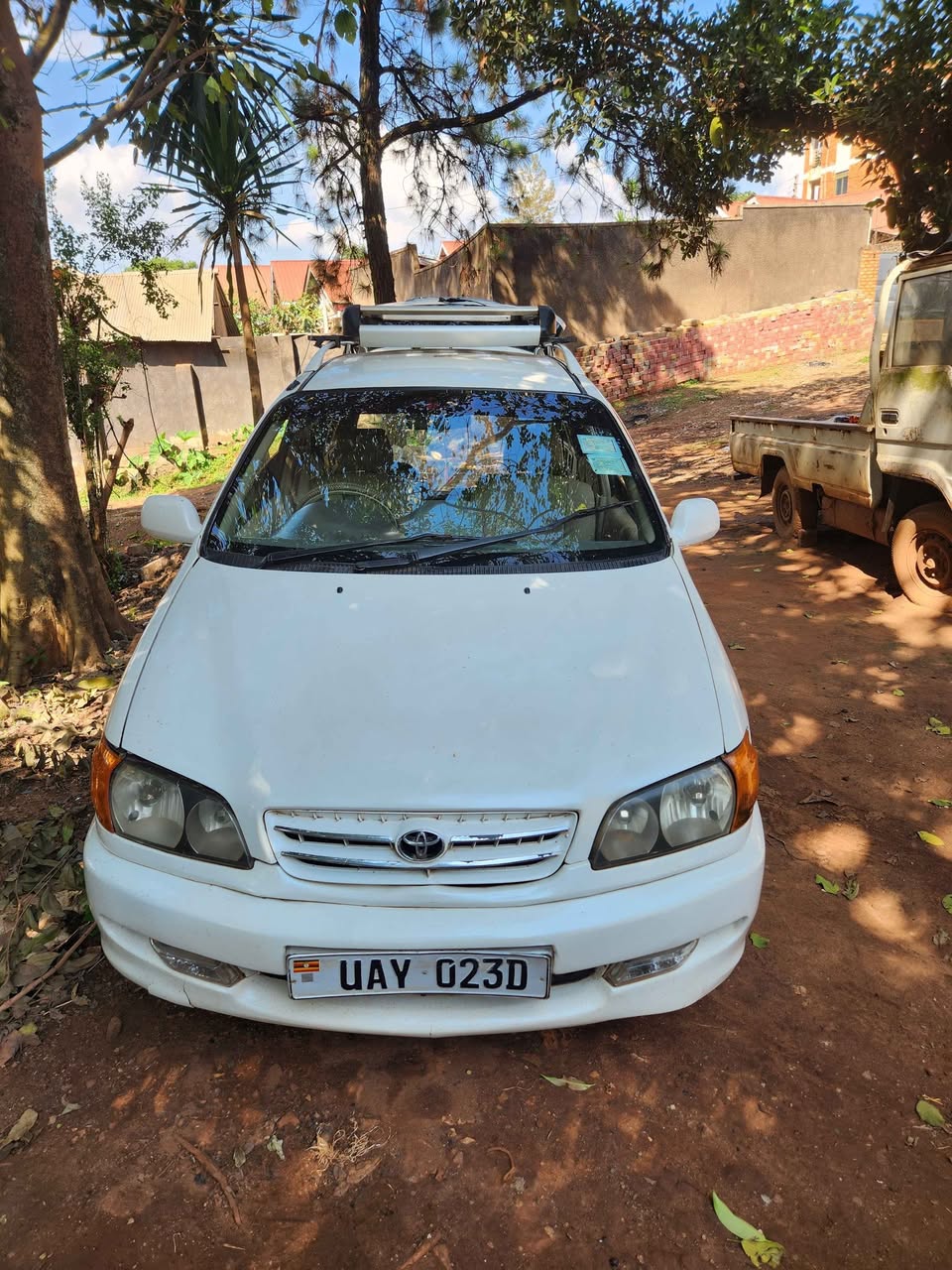 A picture of Toyota Ipsum 2000 White