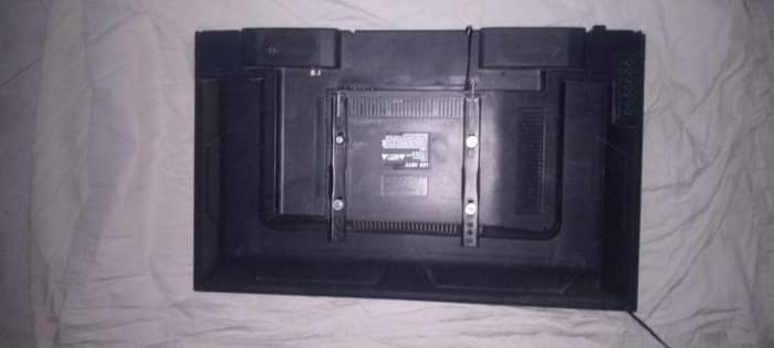 A picture of TV Samsung inch 32 imenyooka