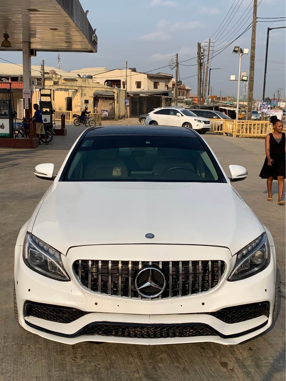 A picture of Extremely clean Tokunbo standard Mecerdes benz c300 2016 model