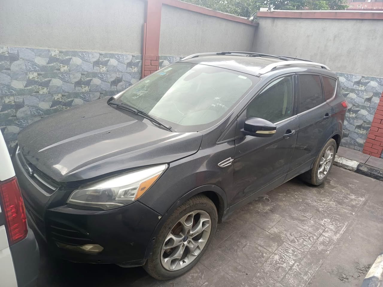 A picture of NEATLY USED FORD ESCAPE 2013 MODEL GEAR NEEDS ATTENTION 3.4M