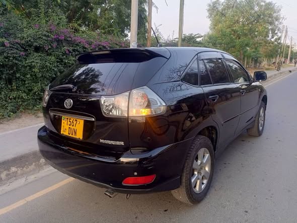 A picture of Toyota harrier inauzwa 26 5million maongezi