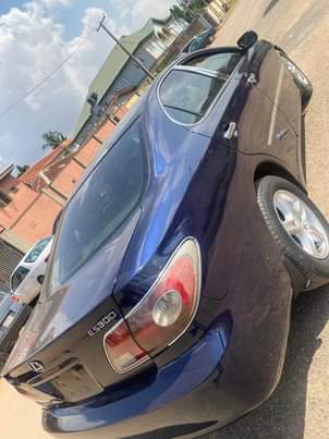 A picture of Lexus Es300