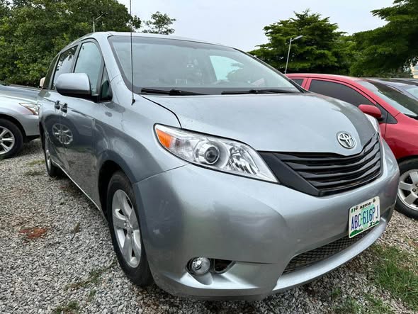 A picture of Toyota Sienna 2013