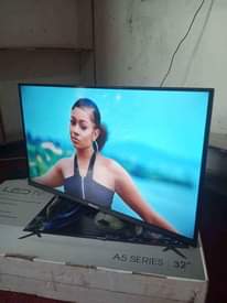 A picture of 32 inches led hisense digital flat screen flameless