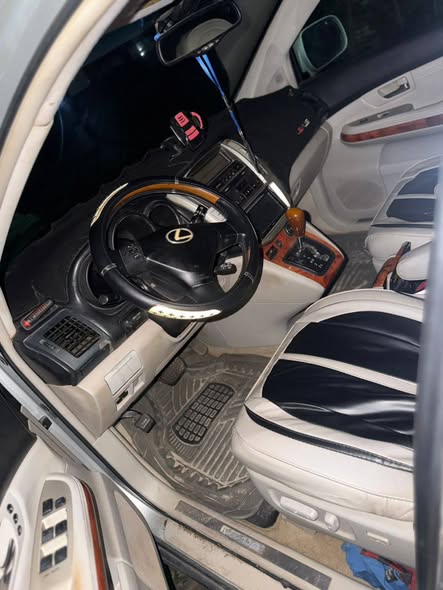 A picture of Lexus Rx330