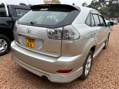 A picture of Motor Vechicle Toyota Harrier
