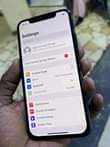 A picture of iPhone x 256gb storage no fault