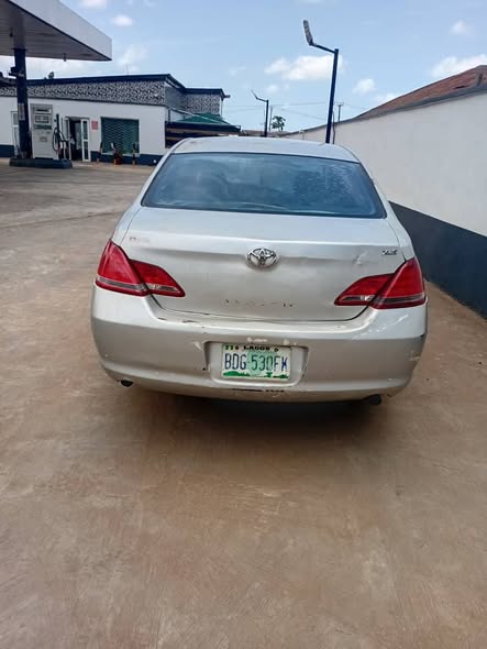 A picture of Toyota Avalon 2006 XLE leather seat engine and gear untouched