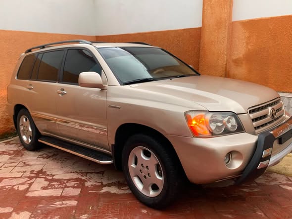 A picture of DISTRESS SALES TOYOTA HIGHLANDER 2005 MODEL LIMITED EDITION 3RALL SEATER