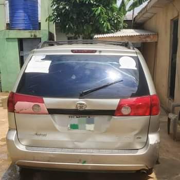 A picture of Toyota sienna 06 engine Tapping little