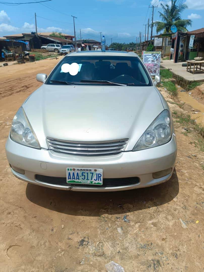 A picture of Lexus ES330 2004 at a distressed sale