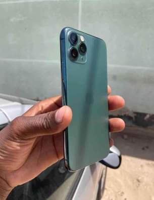 A picture of iphone 11 pro max gb 256 bh 79 ipo vizuri
