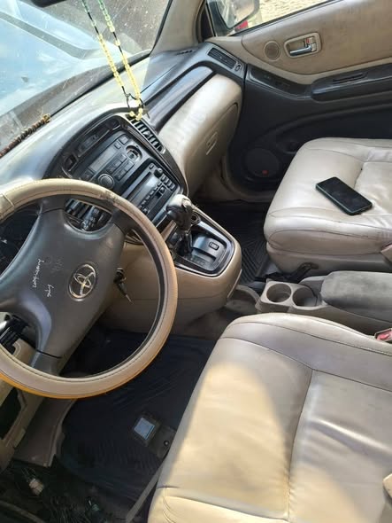 A picture of Toyota Highlander 04 model