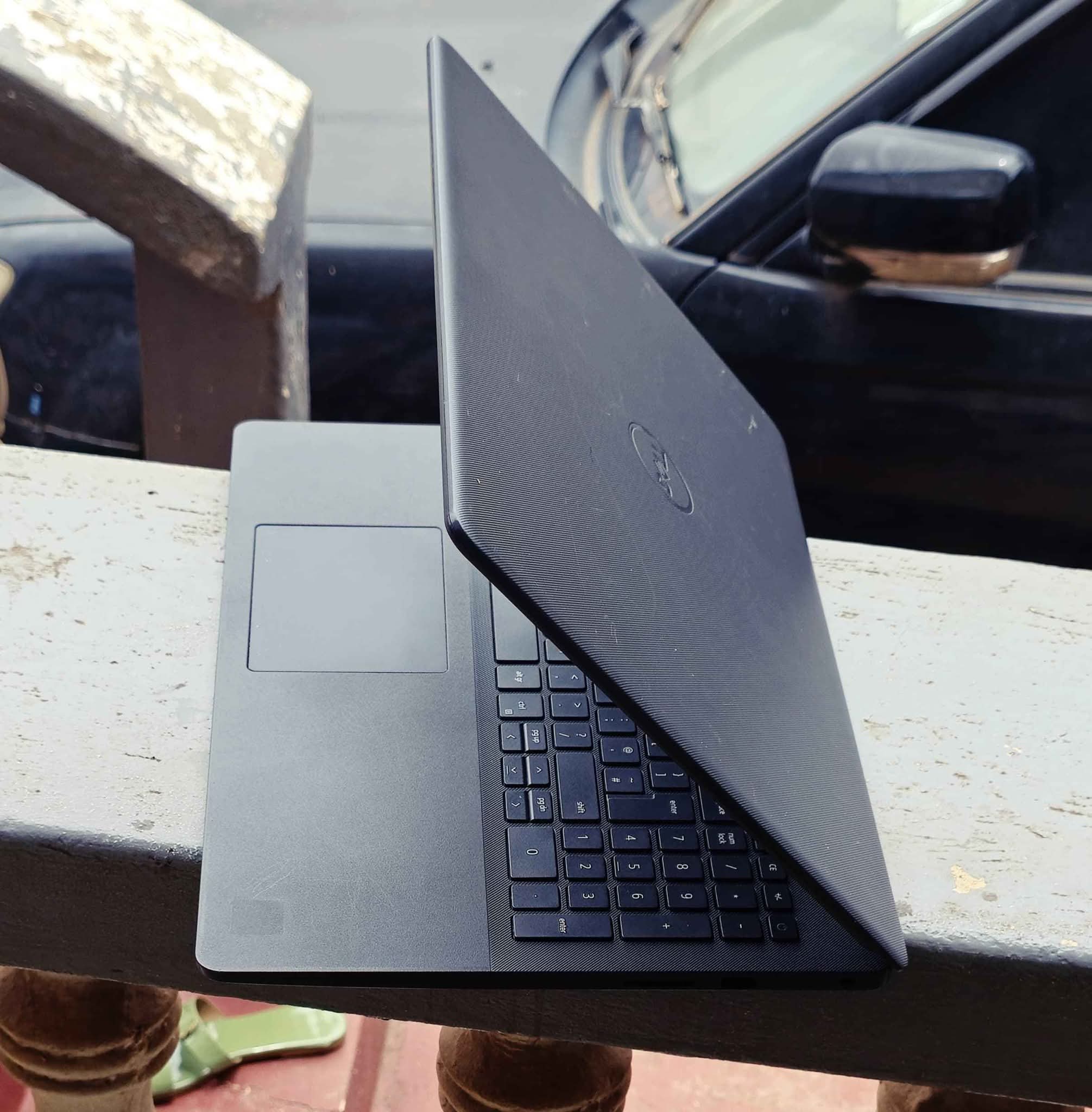 A picture of Dell Vostro 11th Gen core i3 machine with 1Tb HDD