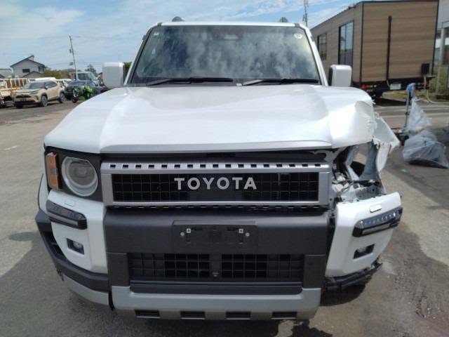 A picture of DAMAGED TOYOTA LAND CRUISER 250 CLASS READY TO BE IMPORTED