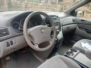 A picture of Toyota Sienna 2004 5 Used
