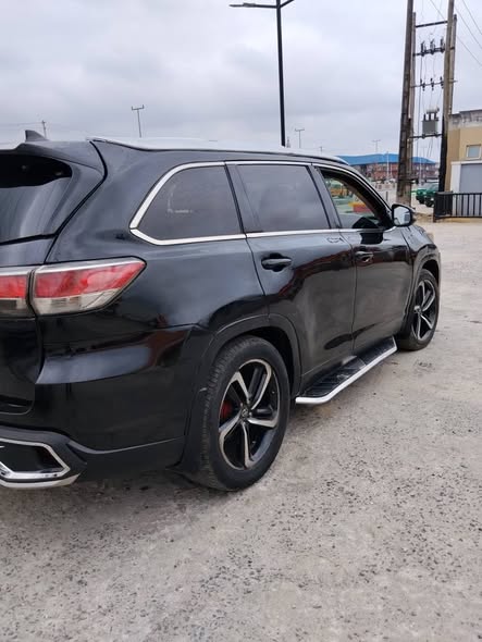 A picture of Register Toyota highlander limited 2015