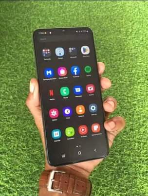 A picture of Nauza samsung A13 iko poa haina shida nataka 200k nichek