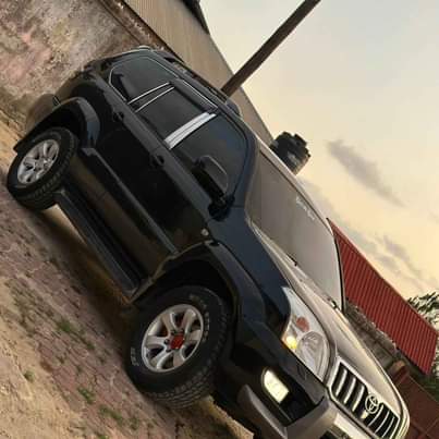 A picture of Toyota landcruiser 120