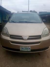 A picture of Nigeria used Toyota sienna for sell at rate of 4.5m