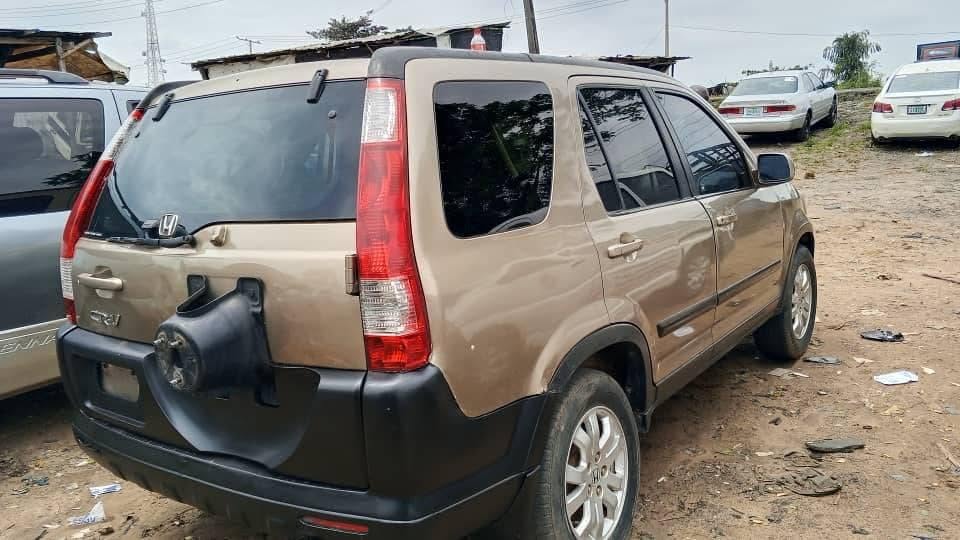 A picture of CR V 04 model first body