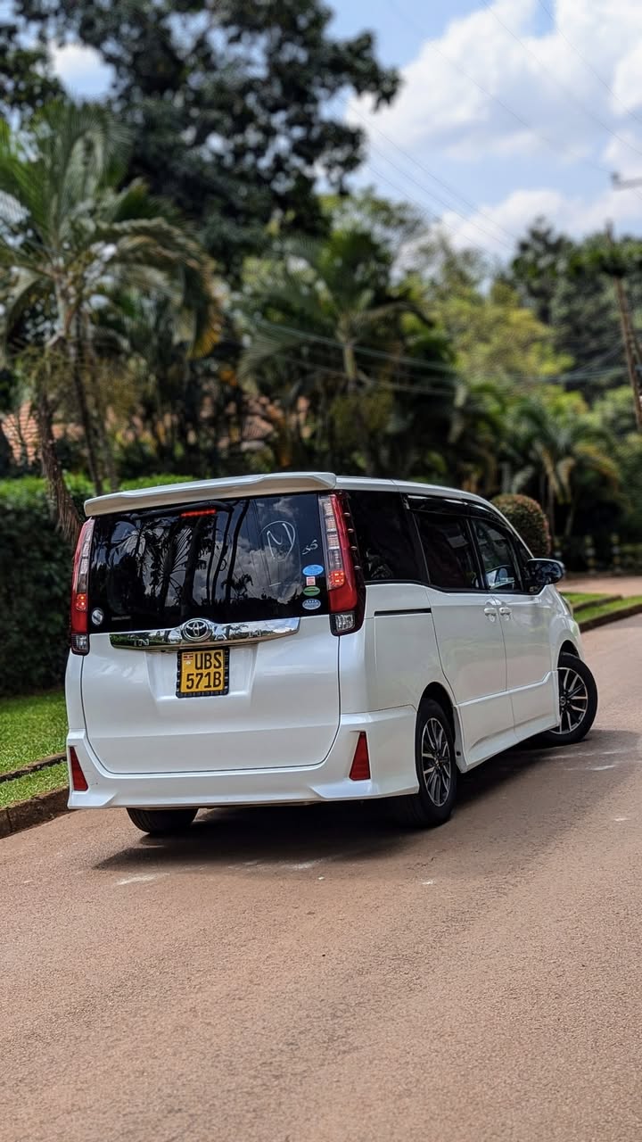 A picture of Toyota Noah 2015model