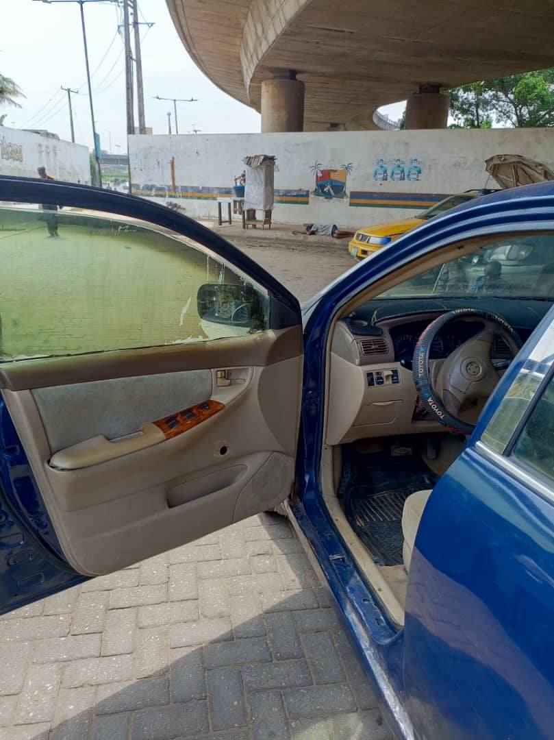 A picture of Toyota Corolla 04