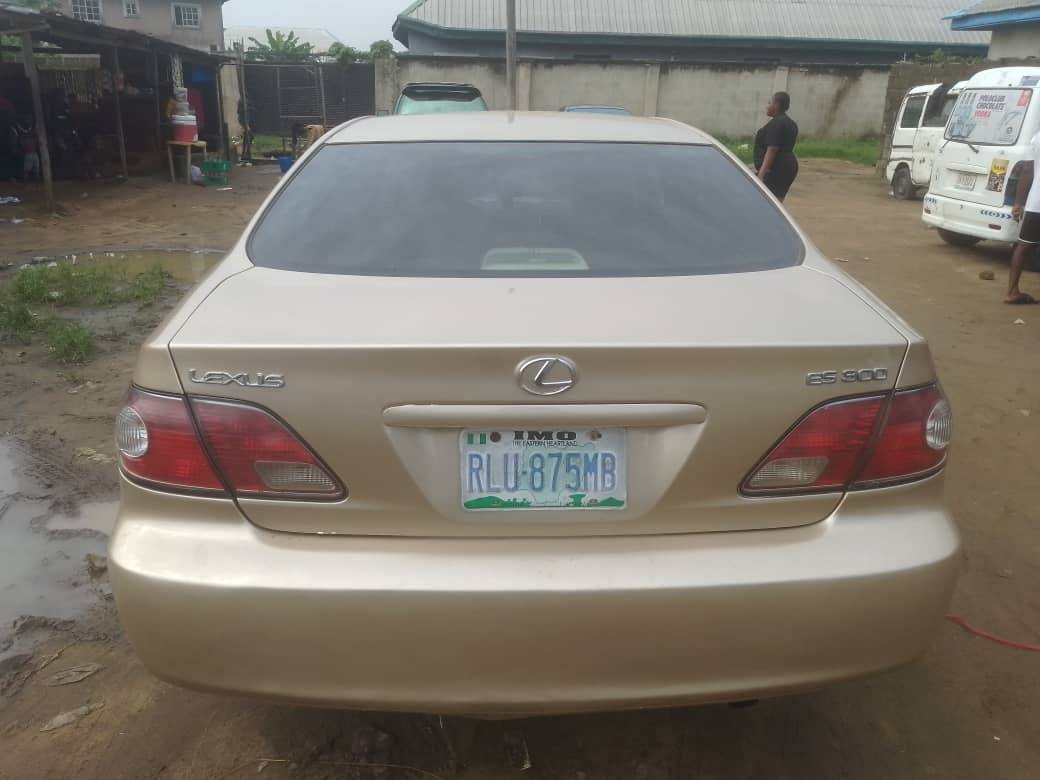 A picture of Lexus ES300
