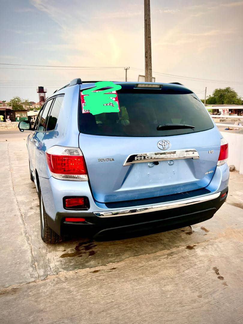 A picture of Super Clean upgraded Toyota Highlander 2012 model