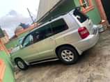 A picture of And WhatsApp 08038027714 IN MY OFFICE Toyota Highlander 2004model neatly
