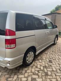 A picture of 2006 Toyota Noah