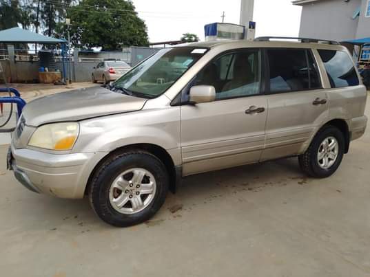 A picture of Honda pilot 2004