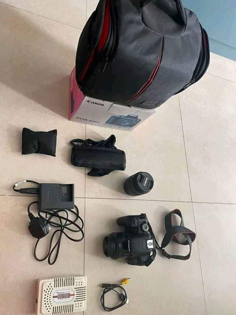 A picture of Canon 800d Full with lens 50mm Clean boxed mpya