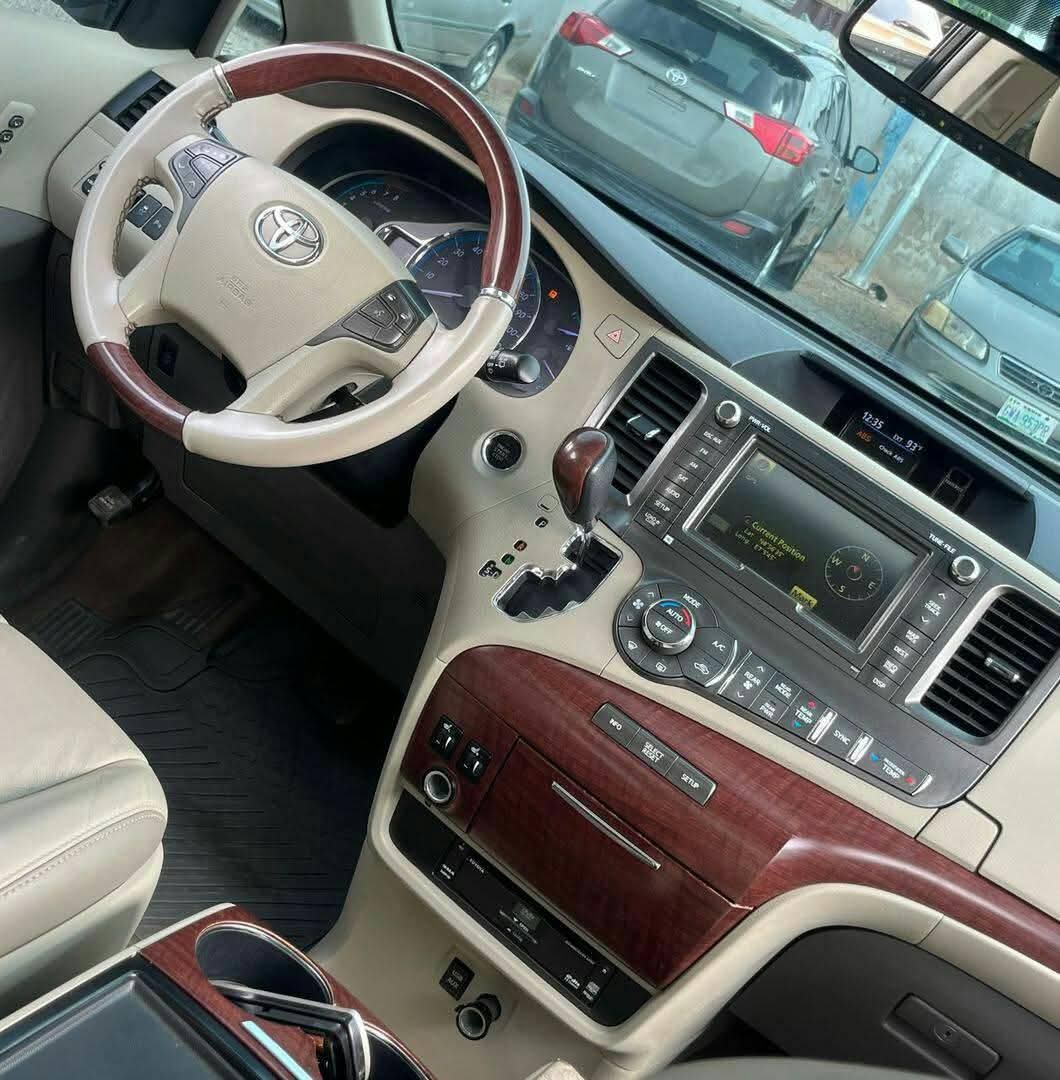 A picture of 2013 Toyota sienna