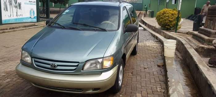 A picture of 2002 Toyota sienna Sienna