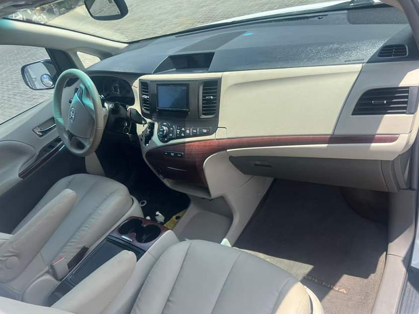 A picture of Foreign used TOYOTA SIENNA 2014 XLE full option