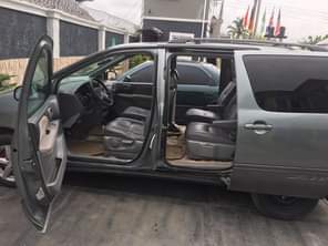 A picture of Toyota Sienna 1999 model Gear selecting perfectly Noiseless engine Clean