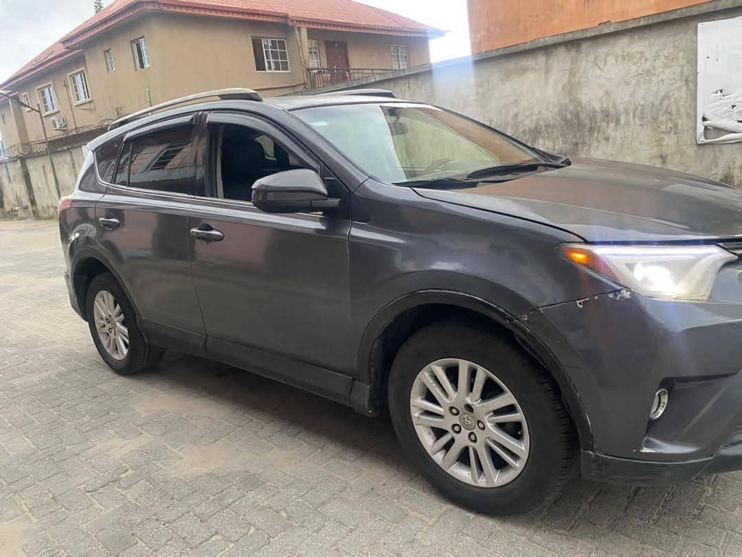 A picture of 2016 Toyota RAV4 le