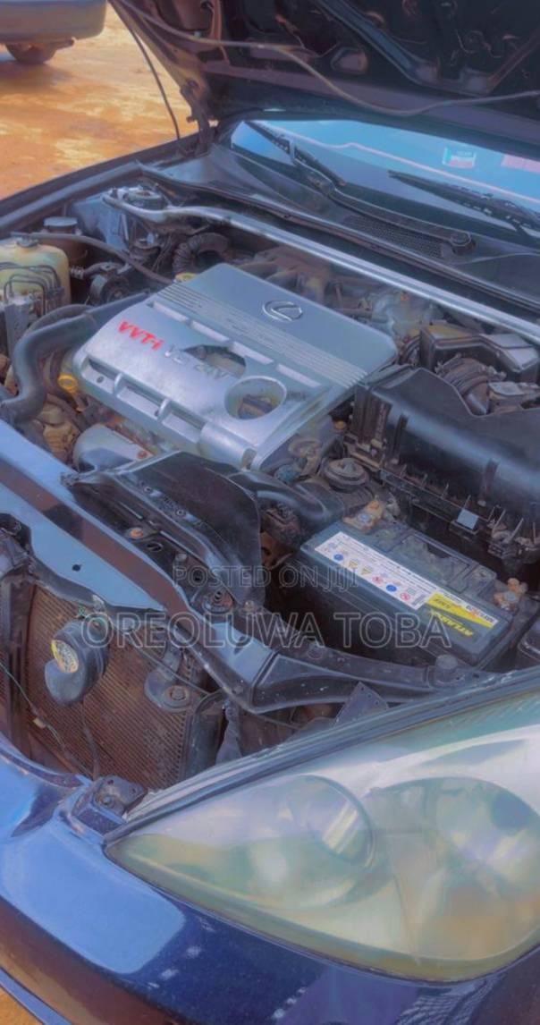 A picture of Lexus es 330 sedan