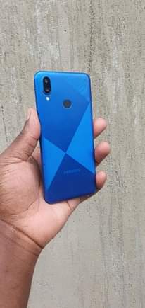 A picture of Samsung galaxy A10s 32gb 2gbram 4000mah battery cracked but works