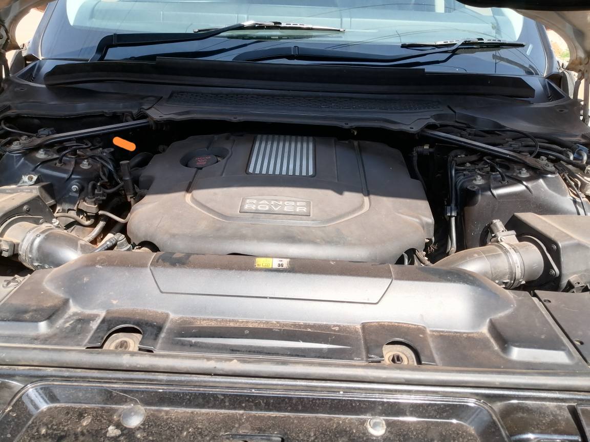 A picture of Range rover sport model 2015 diesel engine