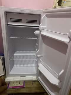 A picture of FRIDGE USED MWEZI MMOJA BEI 260000 KIGAMBON FERRY 0688616048