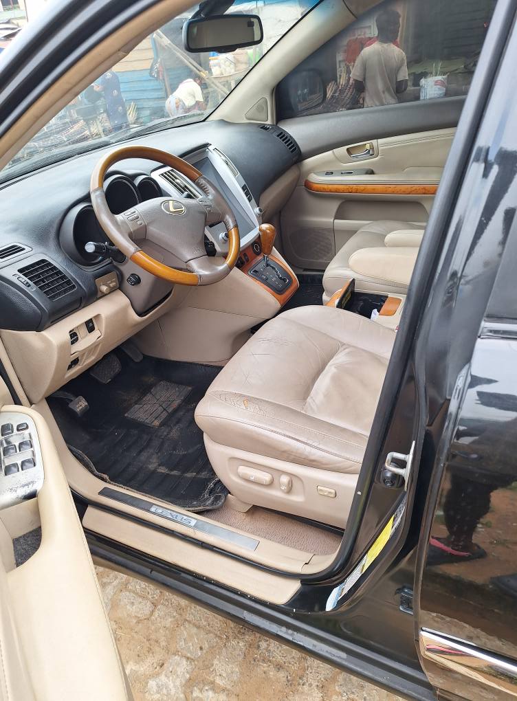 A picture of LEXUS RX350